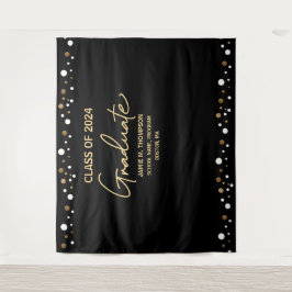 Tapiz Clase 2024 graduación con fondo dorado y negro