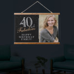 Tapiz Con Marco De Madera 40 y Fabulous Elegant Black 40th Birthday Photo<br><div class="desc">40 y Fabuloso Elegante Tapiz Colgante de Fotografías de Cumpleaños Black 40. 40 y un texto fabuloso en escritura a la moda con un nombre sobre fondo negro. Personalízalo con tu foto, tu nombre y edad, y haz tu propia fiesta de cumpleaños. Es un gran signo y telón de fondo...</div>