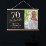 Tapiz Con Marco De Madera 70 y Fabulous Elegant Black 70th Birthday Photo<br><div class="desc">70 y Fabuloso Tapiz Colgante de Fotografía de Aniversario Negro 70. 70 y un texto fabuloso en escritura a la moda con un nombre sobre fondo negro. Personalízalo con tu foto, tu nombre y edad, y haz tu propia fiesta de cumpleaños. Es un gran signo y telón de fondo para...</div>