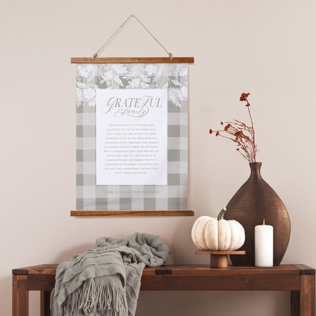 Tapiz Con Marco De Madera Agradecimiento para la selección de follaje de men (Grateful for Family Message Fall Foliage Plaid Hanging Tapestry)