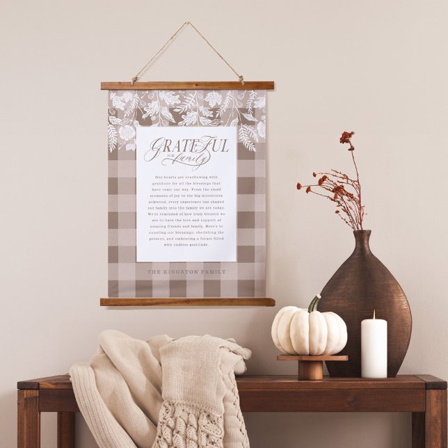 Tapiz Con Marco De Madera Agradecimiento para la selección de follaje de men (Grateful for Family Message Fall Foliage Plaid Hanging Tapestry)