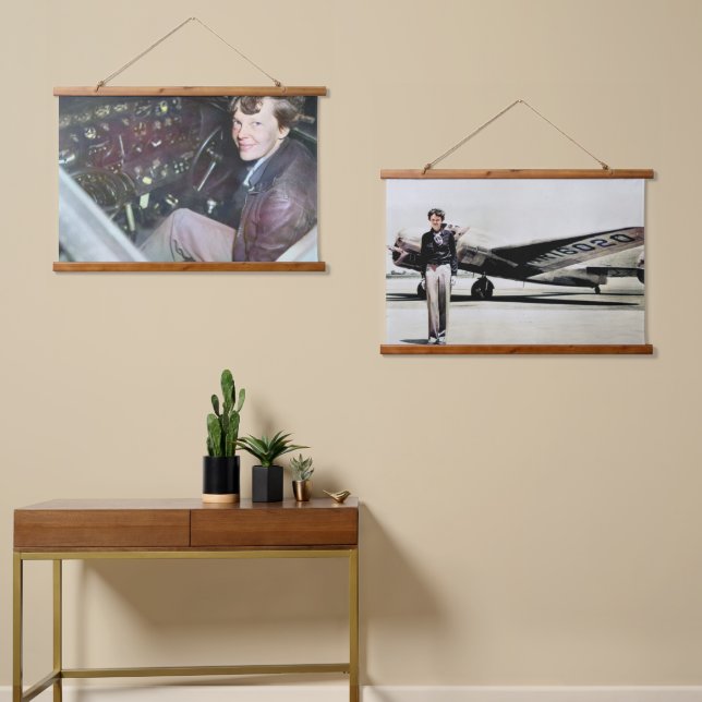 Tapiz Con Marco De Madera Amelia Earhart con su Lockheed Electra 1937 (Asimétrico)