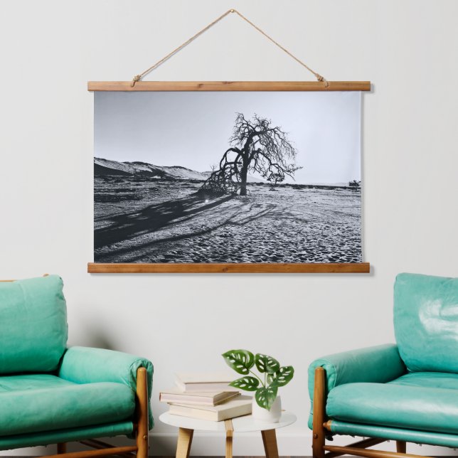 Tapiz Con Marco De Madera Árbol de desierto de Namibia B+W (Sala de estar)