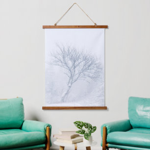 Tapiz Con Marco De Madera Árbol solitario durante tormenta de nieve en invie