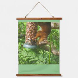 Tapiz Con Marco De Madera Ardilla Roja Al Almuerzo.