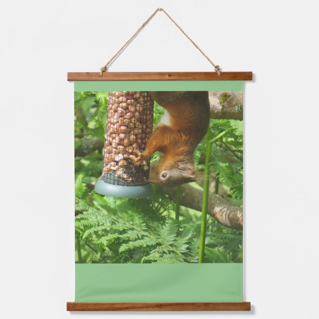 Tapiz Con Marco De Madera Ardilla Roja Al Almuerzo. (Anverso)