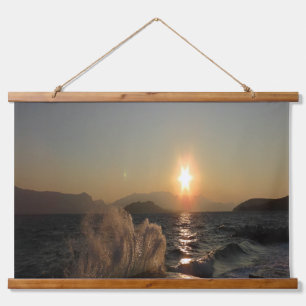 Tapiz Con Marco De Madera Atardecer sobre olas en la costa de Croacia