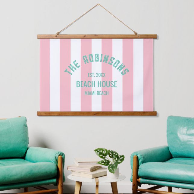 Tapiz Con Marco De Madera Beach House Family Name Pink Cabana Stripe (Sala de estar)