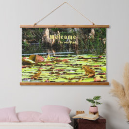 Tapiz Con Marco De Madera Bienvenida a Divertido Decor Frog Toad Lily Pad