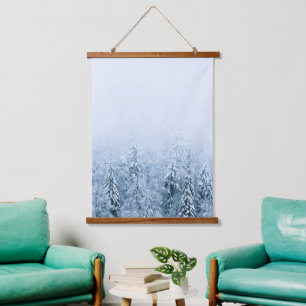 Tapiz Con Marco De Madera Bosque de abeto de haya cubierto de nieve en niebl