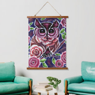 Tapiz Con Marco De Madera Búho Caprichoso en Rama Floral Rosa Azul