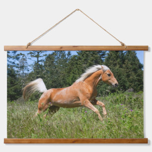 Tapiz Con Marco De Madera Caballo de Palomino corriendo a través de un prado