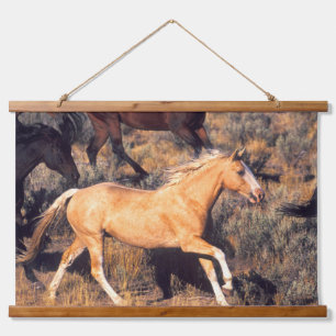 Tapiz Con Marco De Madera Caballos corriendo en un rancho Ponderosa