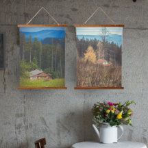 Cabinas forestales bajo las montañas