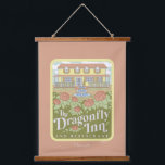 Tapiz Con Marco De Madera Chicas Gilmore | El restaurante Dragonfly Inn & Re<br><div class="desc">El Dragonfly Inn ofrece un ilustracion elegante con el emblemático establecimiento de tipo alojamiento y desayuno. Rodeado de flores florecientes y de la encantadora fachada de la posada, este diseño es perfecto para una amplia gama de productos. Es la manera perfecta de celebrar la hospitalidad y el corazón de Stars...</div>