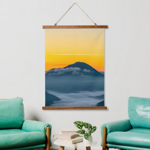 Tapiz Con Marco De Madera Cielo de amanecer naranja sobre Uršlja gora, Eslov