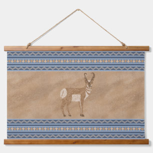 Tapiz Con Marco De Madera Cuerno Pronghorn de pie Antílope Bordes Azules del