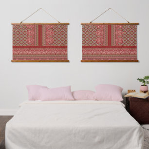 Tapiz Con Marco De Madera diseño de un patrón rojo y beige_