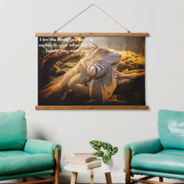 Tapiz Con Marco De Madera Dragón Iguana parado delante de algunos troncos