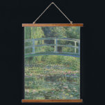 Tapiz Con Marco De Madera El estanque Water-Lily, la pintura de aceite paisa<br><div class="desc">Claude Monet, 1899, GIverny, Francia aceite sobre lienzos, en su mayoría monocromático paisaje de arte fino, pintura al óleo impresionista que representa un tranquilo estanque tranquilo lleno de nenúfares color rosa pálido y ribetes de lirios verdes, con un puente verde sobre él. Se pueden ver sauces llorosos y otros árboles...</div>