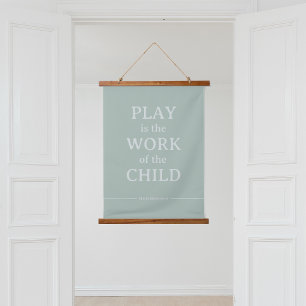 Tapiz Con Marco De Madera El juego es el trabajo de la niña Maria Montessori