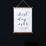Tapiz Con Marco De Madera El mejor día del regalo Boda personalizado<br><div class="desc">Un encantador regalo de boda para recién casados que incluye la frase "mejor día de la historia" en letras modernas de caligrafía negra,  personalizada con el nombre de la pareja feliz debajo.</div>