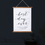 Tapiz Con Marco De Madera El mejor día del regalo Boda personalizado<br><div class="desc">Un encantador regalo de boda para recién casados que incluye la frase "mejor día de la historia" en letras modernas de caligrafía negra,  personalizada con el nombre de la pareja feliz debajo.</div>