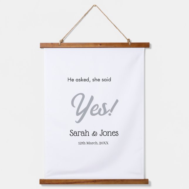 Tapiz Con Marco De Madera Él preguntó ella dijo sí compromiso simple plata d (Anverso)