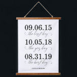 Tapiz Con Marco De Madera El primer día, el día del sí, el mejor Boda del dí<br><div class="desc">Diseño moderno y elegante impreso El primer día,  el día del sí,  el mejor tapiz colgante Boda del día que se puede personalizar con tu texto. Visita la tienda de Diseño de Arte Gráfico para ver otros productos que coincidan con este diseño.</div>