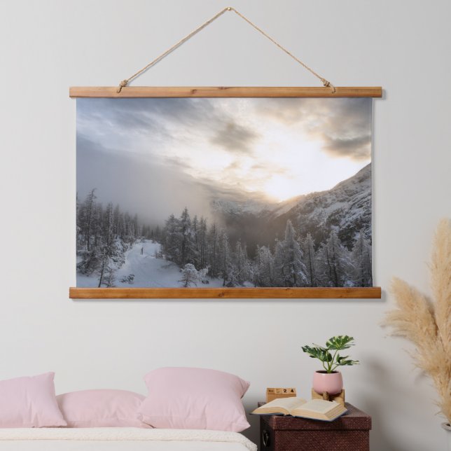 Tapiz Con Marco De Madera El sol brilla en un impresionante paisaje invernal (Dormitorio)