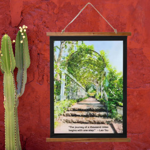Tapiz Con Marco De Madera El viaje de mil millas comienza con un paso