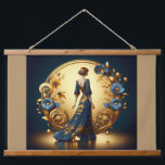 Tapiz Con Marco De Madera Elegante mujer Art Decó en oro y Metalizado azul<br><div class="desc">Este impresionante ilustracion art decó capta la elegancia atemporal de una mujer encapuchada en un traje azul marino, adornado con intrincados adornos florales de oro. Enmarcado por un lujoso arco dorado con motivos decorativos ornamentales y delicadas flores azules y doradas, la composición exuda sofisticación y glamour vintage. La armoniosa mezcla...</div>