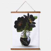 Elegante ramo floral negro en jarrón de mármol.