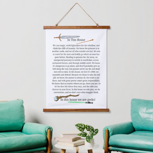 Tapiz Con Marco De Madera En Esta Casa Somos Muro De Poema Geeks (Sala de estar)