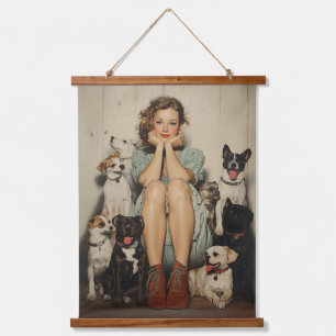 Tapiz Con Marco De Madera Encanto de cosecha = Joven rodeada de perros