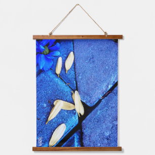 Tapiz Con Marco De Madera Flor Azul y Pétalos Amarillos
