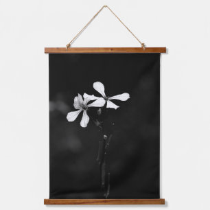 Tapiz Con Marco De Madera floral blanca y negra mínima