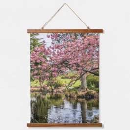 Tapiz Con Marco De Madera Flores de cerezo rosadas y estanque fotográfico