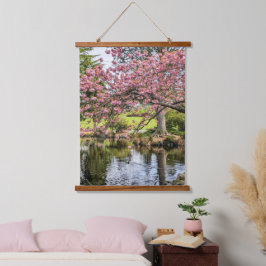 Tapiz Con Marco De Madera Flores de cerezo rosadas y estanque fotográfico