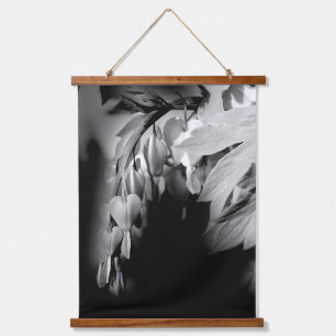 Tapiz Con Marco De Madera Flores De Corazón Sangrante En Blanco Y Negro