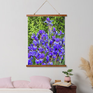 Tapiz Con Marco De Madera Flores De Iris Púrpura Cerca De La Acera