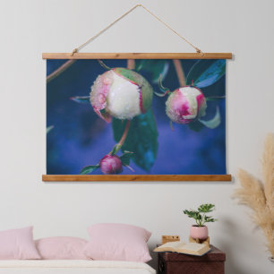 Tapiz Con Marco De Madera Flores de peonía después de la lluvia