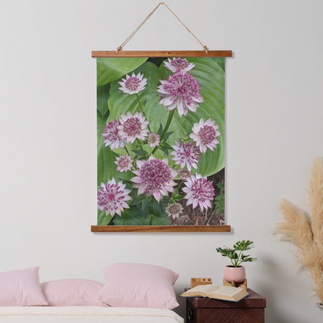 Tapiz Con Marco De Madera Flores rosadas de Astrantia (Dormitorio)