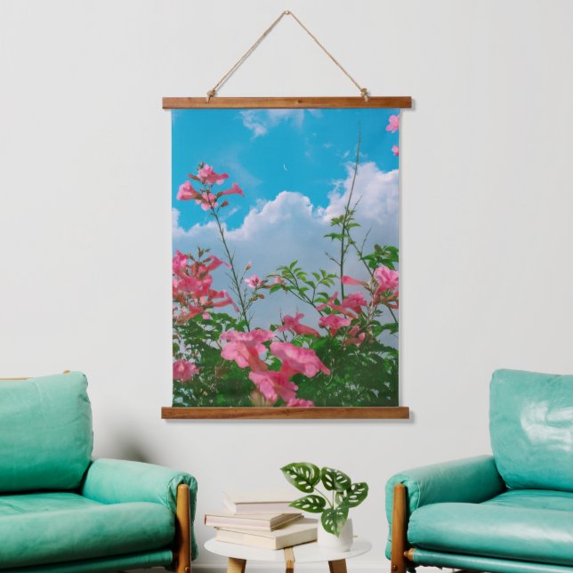 Tapiz Con Marco De Madera Flores rosas bajo cielo azul con nubes - Naturalez (Sala de estar)