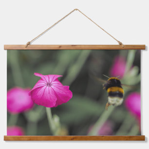 Tapiz Con Marco De Madera Foto de naturaleza de abeja polinizando flor silve
