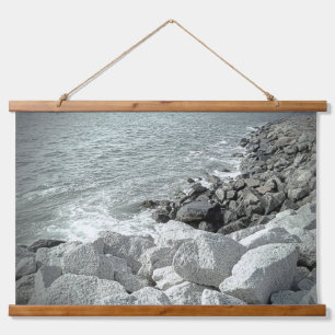 Tapiz Con Marco De Madera Foto en blanco y negro de una costa oceánica rocos