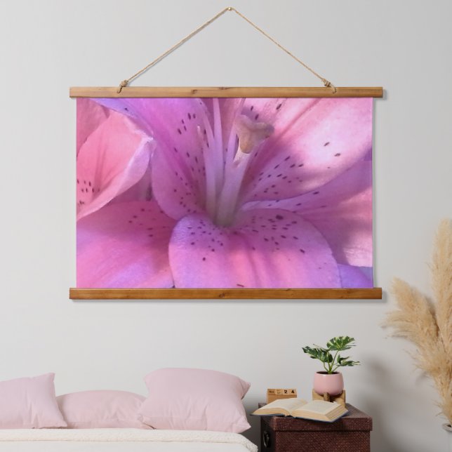 Tapiz Con Marco De Madera Fotografía de Lirio Rosa (Dormitorio)