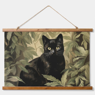 Tapiz Con Marco De Madera Gato negro en un bosque exuberante