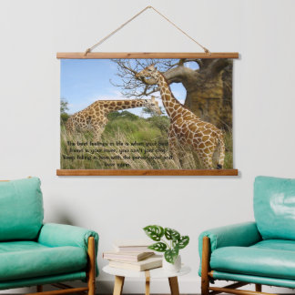 Tapiz Con Marco De Madera Girafas afuera en el campo por algunos posters de