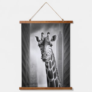 Tapiz Con Marco De Madera Giraffe en un paisaje urbano